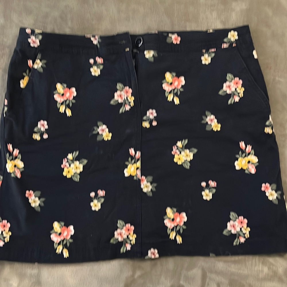 Karen Scott blue floral skirt. Size 16